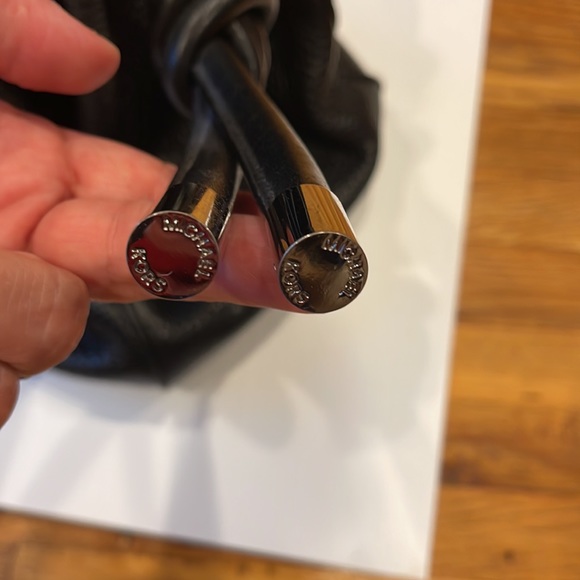 Micheal Kors Daliha Large Shoulder tote ( black). Knotted detail on sides. - Picture 4 of 7